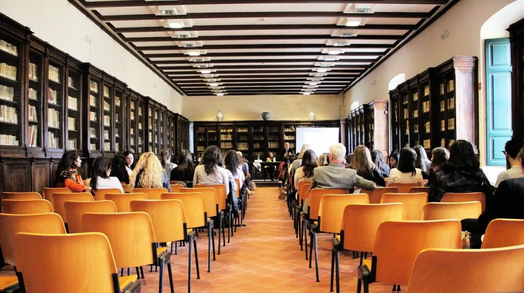 conference, meeting, formation, professional training, professional updating, lesson, classroom, conference room, meeting hall, chairs, seminary, workshop, professor, teachers, speakers, students, bystanders, public, to teach, teaching, conference room, seminary, professor, professor, professor, professor, professor
